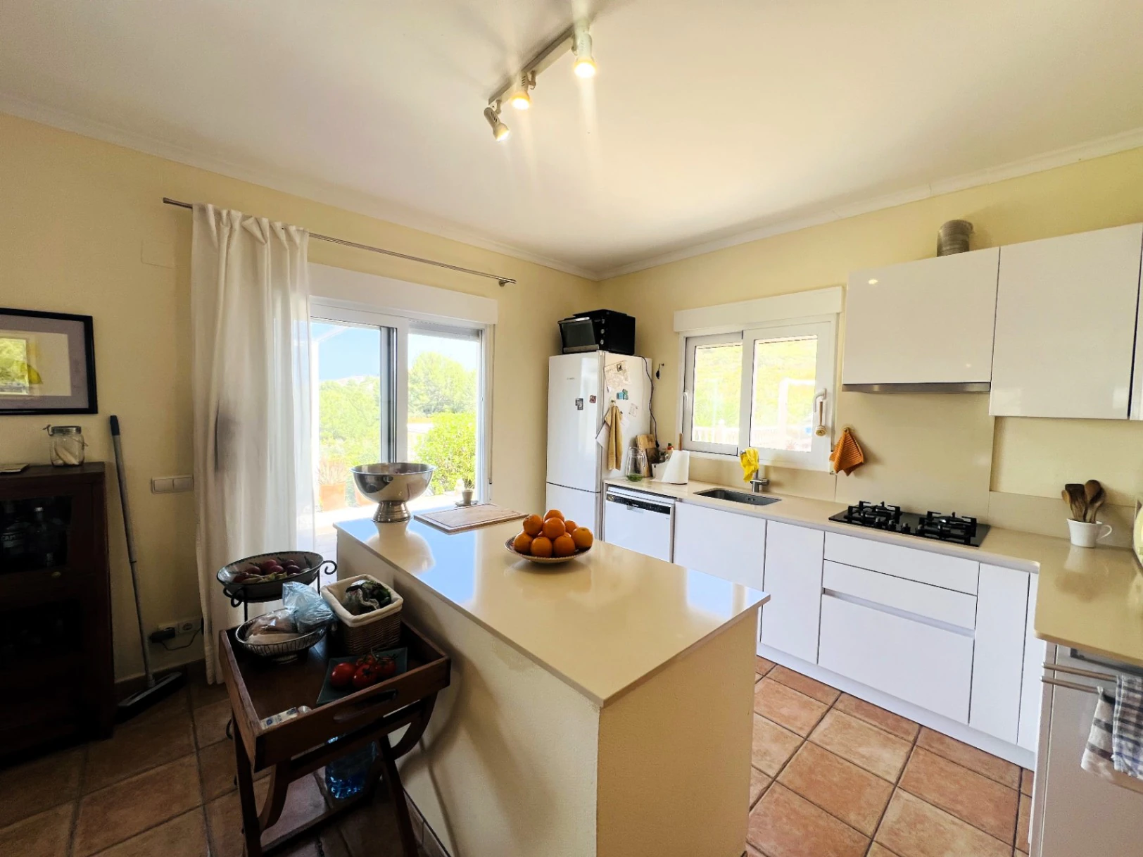 Geräumige Villa auf einzigartigem Grundstück mit Panoramablick, umgeben von einem Naturpark in Jesus Pobre, Denia, Costa Blanca.