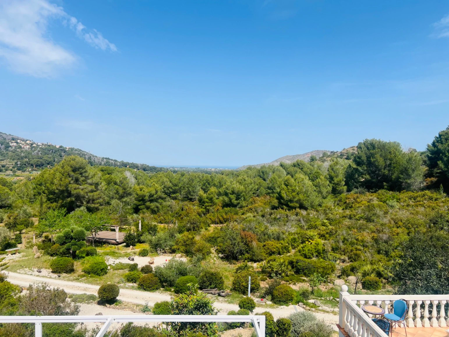 Geräumige Villa auf einzigartigem Grundstück mit Panoramablick, umgeben von einem Naturpark in Jesus Pobre, Denia, Costa Blanca.