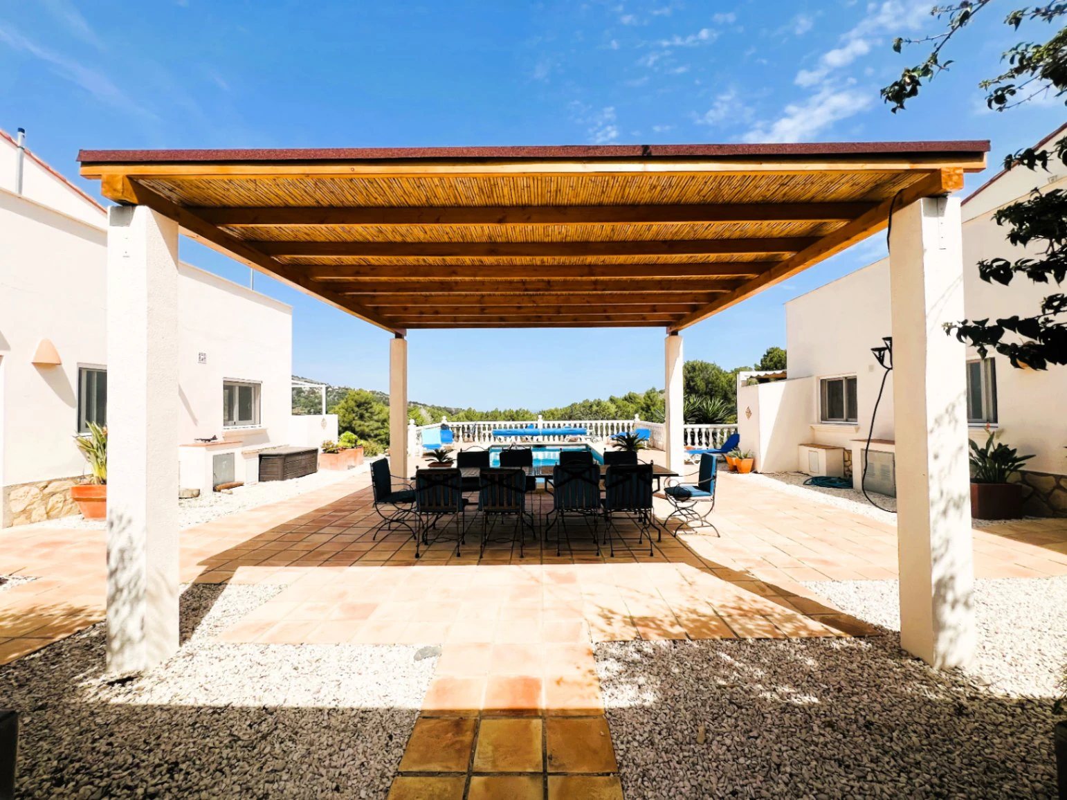 Geräumige Villa auf einzigartigem Grundstück mit Panoramablick, umgeben von einem Naturpark in Jesus Pobre, Denia, Costa Blanca.