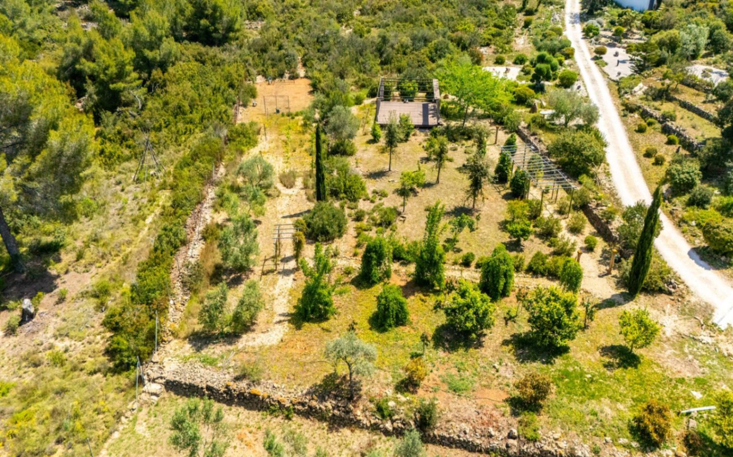 Geräumige Villa auf einzigartigem Grundstück mit Panoramablick, umgeben von einem Naturpark in Jesus Pobre, Denia, Costa Blanca.