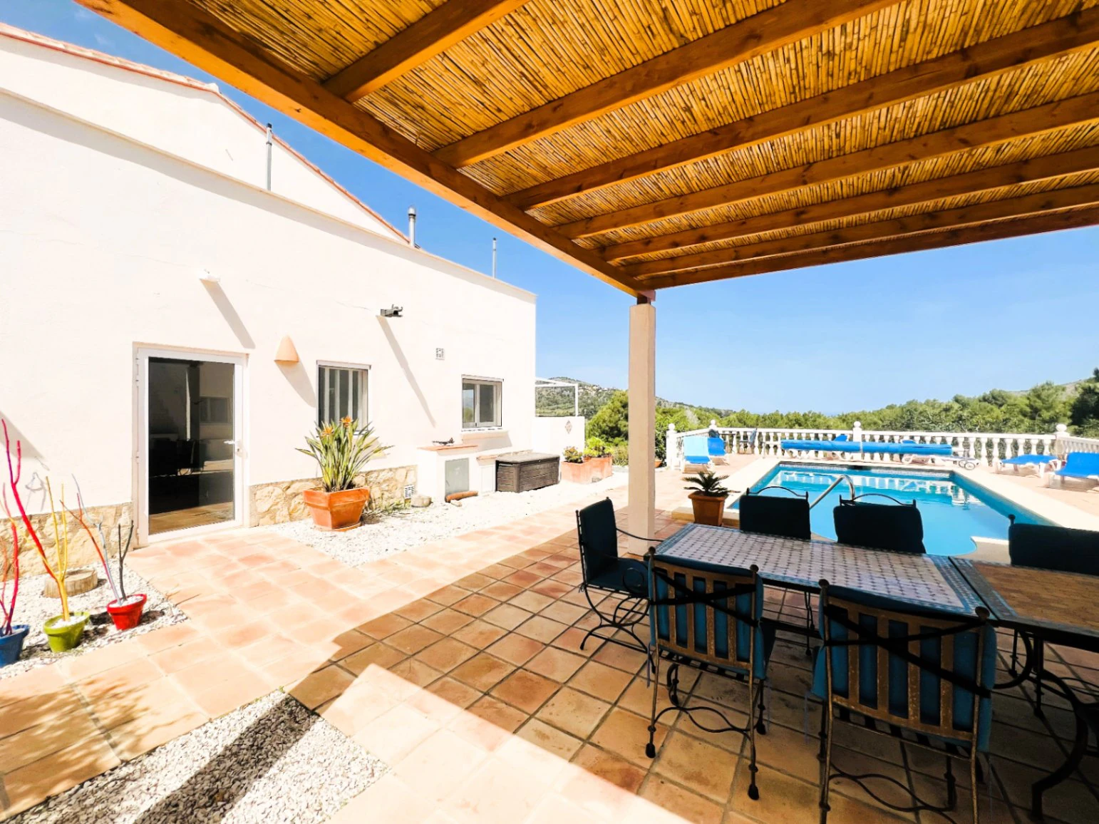 Geräumige Villa auf einzigartigem Grundstück mit Panoramablick, umgeben von einem Naturpark in Jesus Pobre, Denia, Costa Blanca.