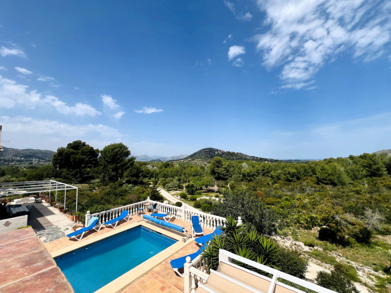 Geräumige Villa auf einzigartigem Grundstück mit Panoramablick, umgeben von einem Naturpark in Jesus Pobre, Denia, Costa Blanca.