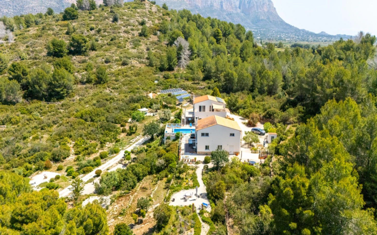 Geräumige Villa auf einzigartigem Grundstück mit Panoramablick, umgeben von einem Naturpark in Jesus Pobre, Denia, Costa Blanca.