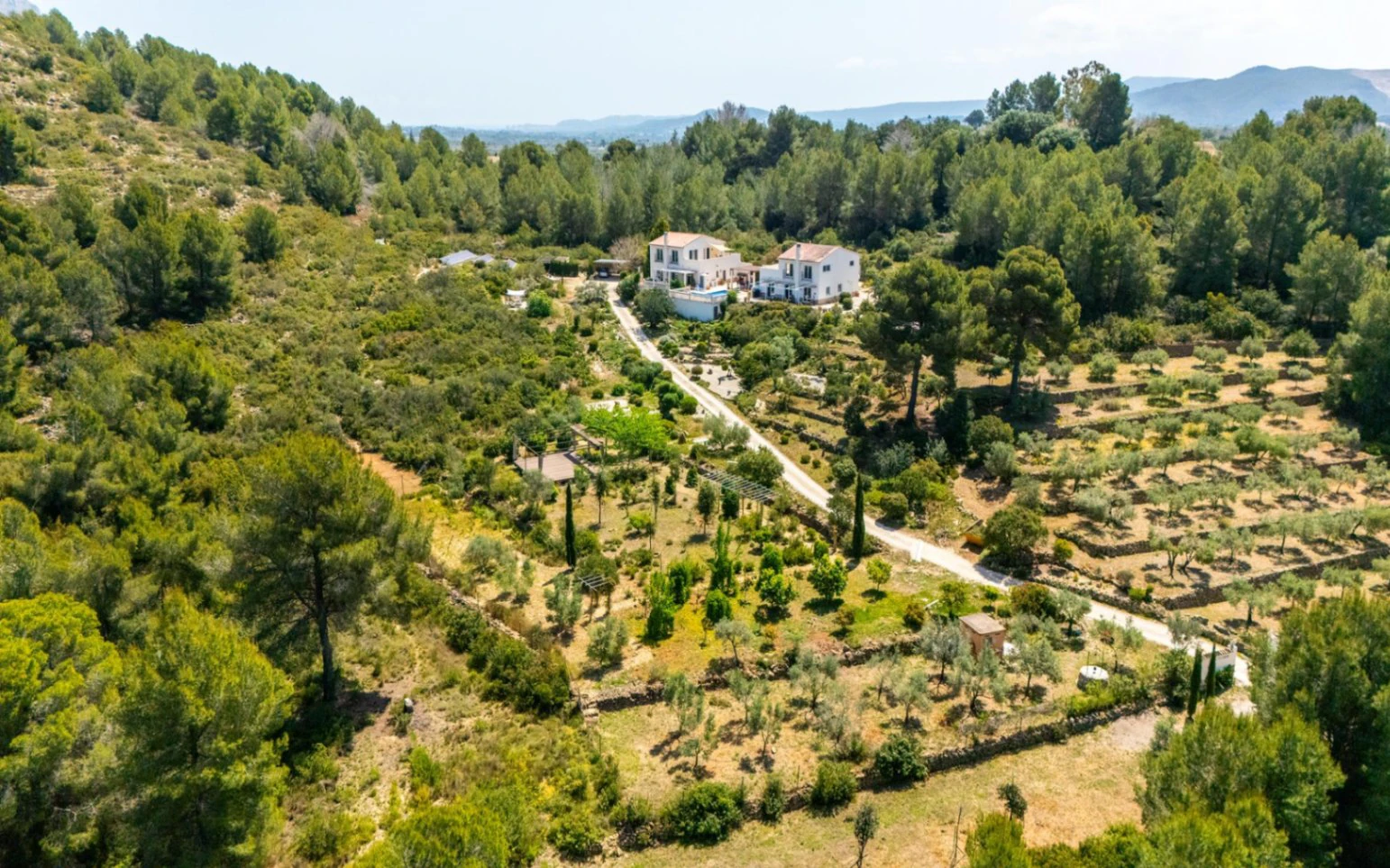Geräumige Villa auf einzigartigem Grundstück mit Panoramablick, umgeben von einem Naturpark in Jesus Pobre, Denia, Costa Blanca.