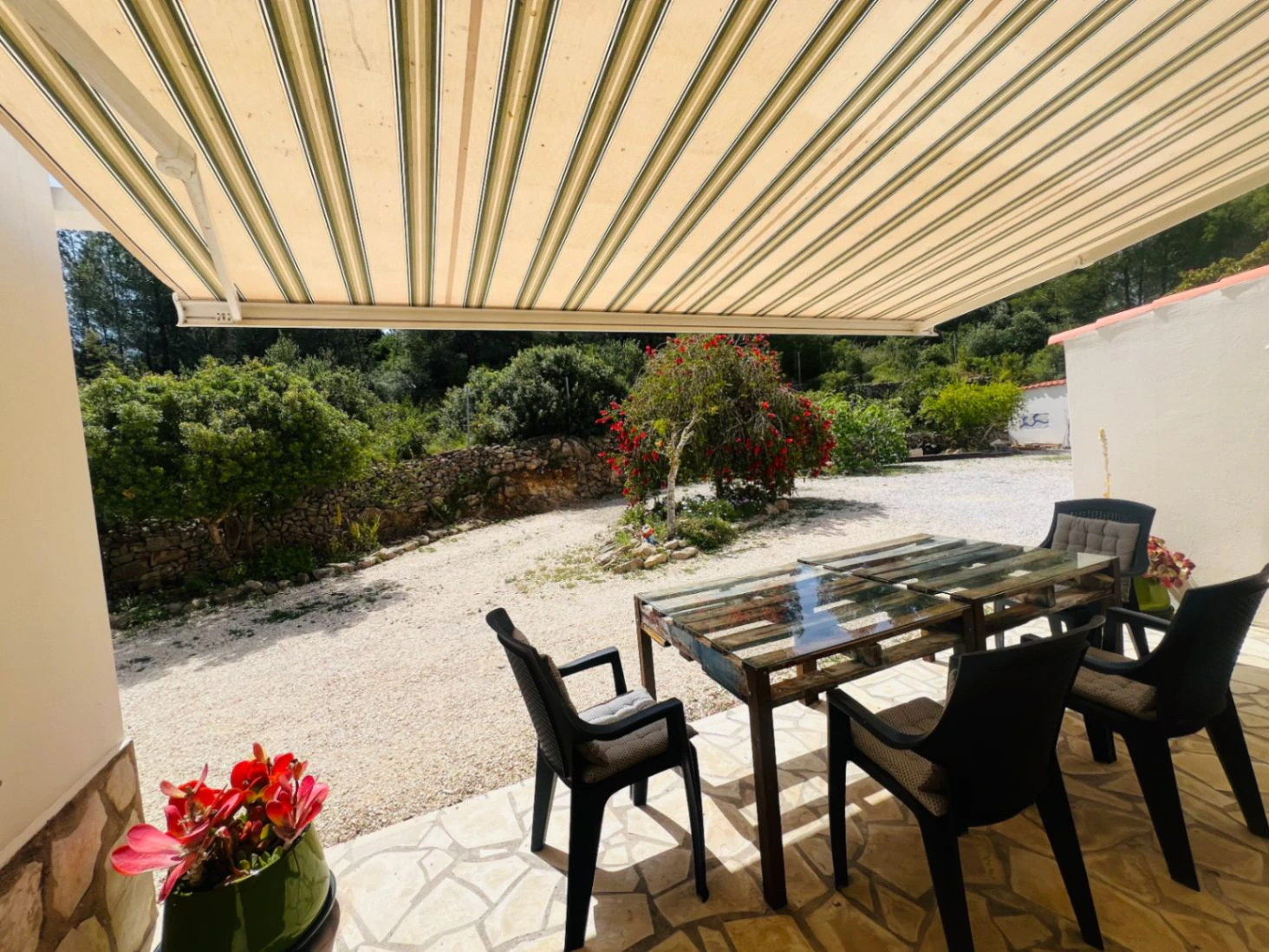 Geräumige Villa auf einzigartigem Grundstück mit Panoramablick, umgeben von einem Naturpark in Jesus Pobre, Denia, Costa Blanca.