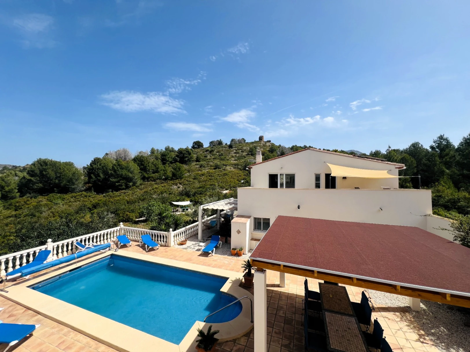 Geräumige Villa auf einzigartigem Grundstück mit Panoramablick, umgeben von einem Naturpark in Jesus Pobre, Denia, Costa Blanca.