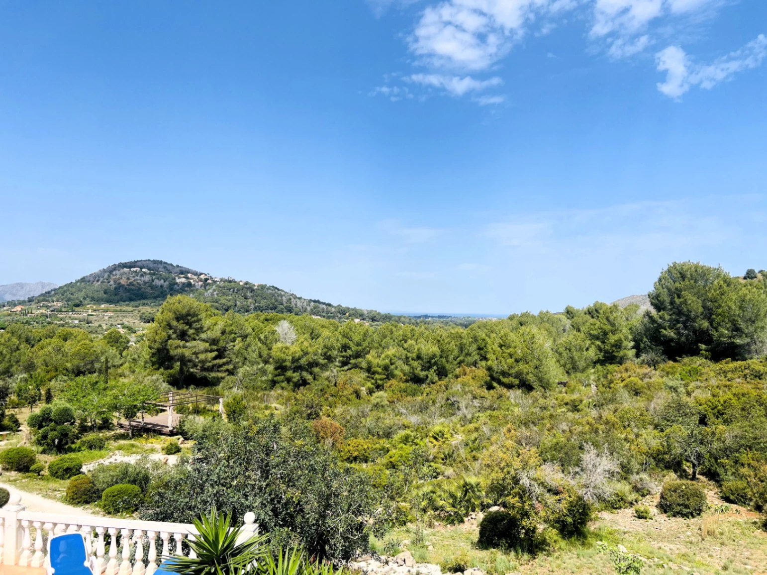 Geräumige Villa auf einzigartigem Grundstück mit Panoramablick, umgeben von einem Naturpark in Jesus Pobre, Denia, Costa Blanca.