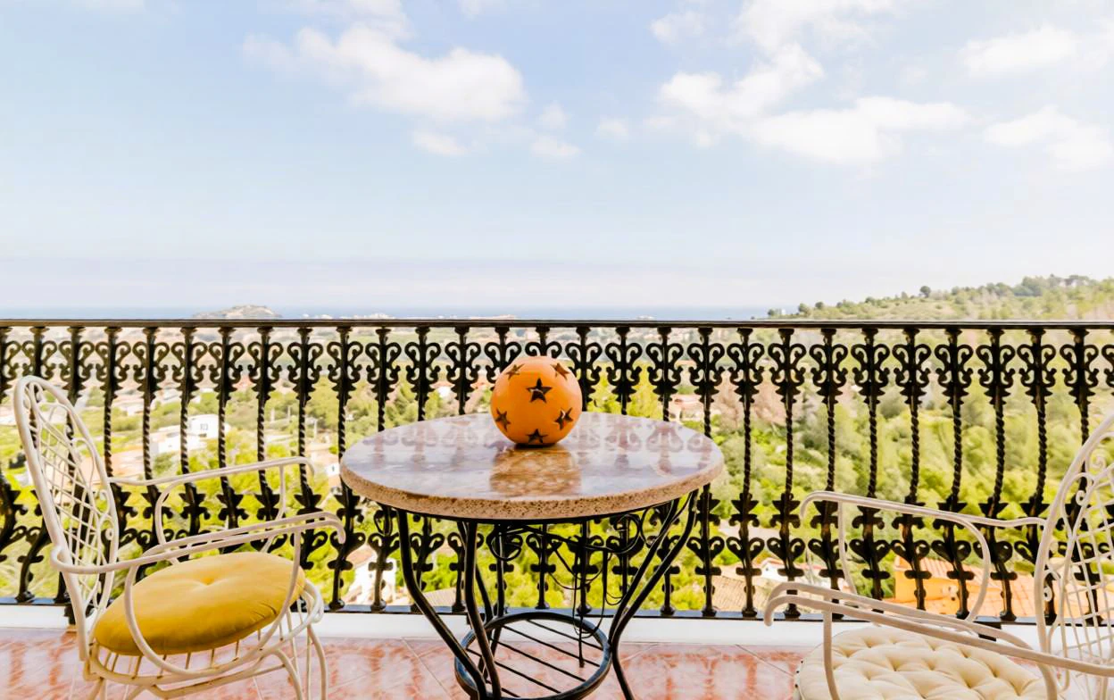 Magnificent Mediterranean-style villa with panoramic sea views and within walking distance of the center of Denia, Costa Blanca.
