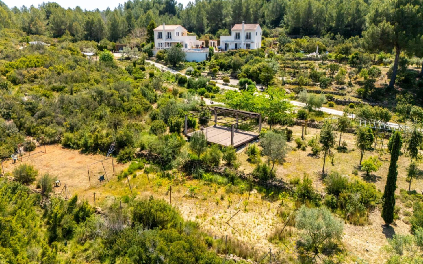 Geräumige Villa auf einzigartigem Grundstück mit Panoramablick, umgeben von einem Naturpark in Jesus Pobre, Denia, Costa Blanca.
