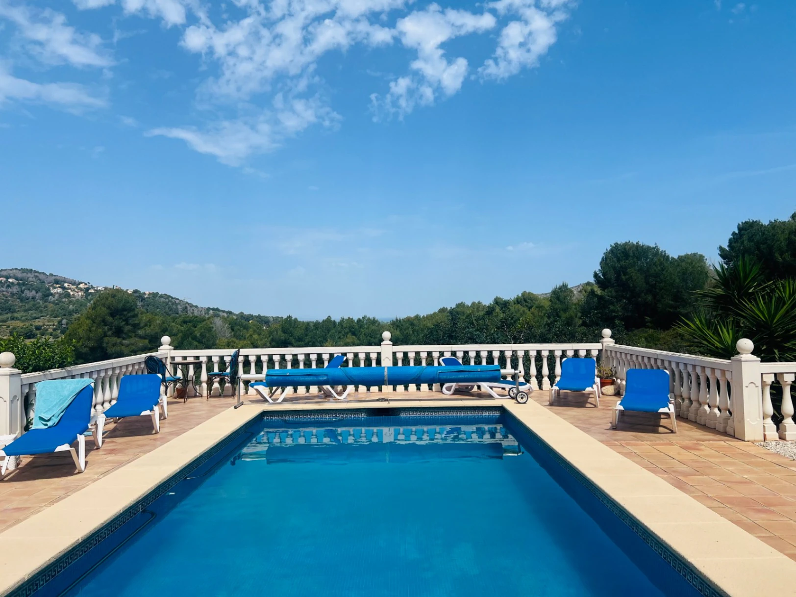 Geräumige Villa auf einzigartigem Grundstück mit Panoramablick, umgeben von einem Naturpark in Jesus Pobre, Denia, Costa Blanca.