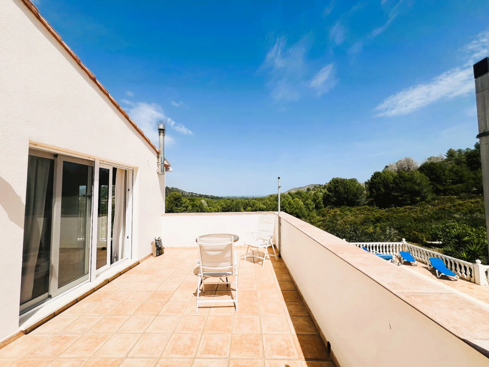 Geräumige Villa auf einzigartigem Grundstück mit Panoramablick, umgeben von einem Naturpark in Jesus Pobre, Denia, Costa Blanca.