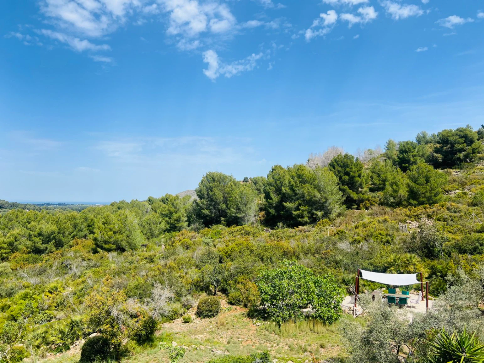 Geräumige Villa auf einzigartigem Grundstück mit Panoramablick, umgeben von einem Naturpark in Jesus Pobre, Denia, Costa Blanca.