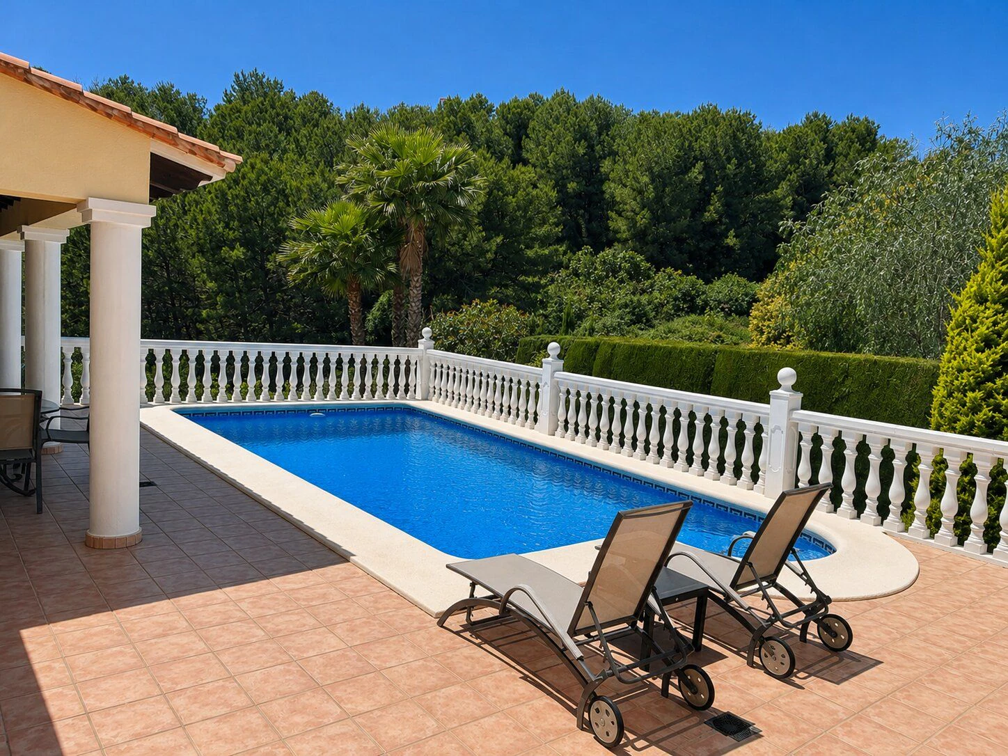 Zuidgerichte villa in uitstekende staat te koop in het Sella Golf Resort, Pedreguer, Costa Blanca.