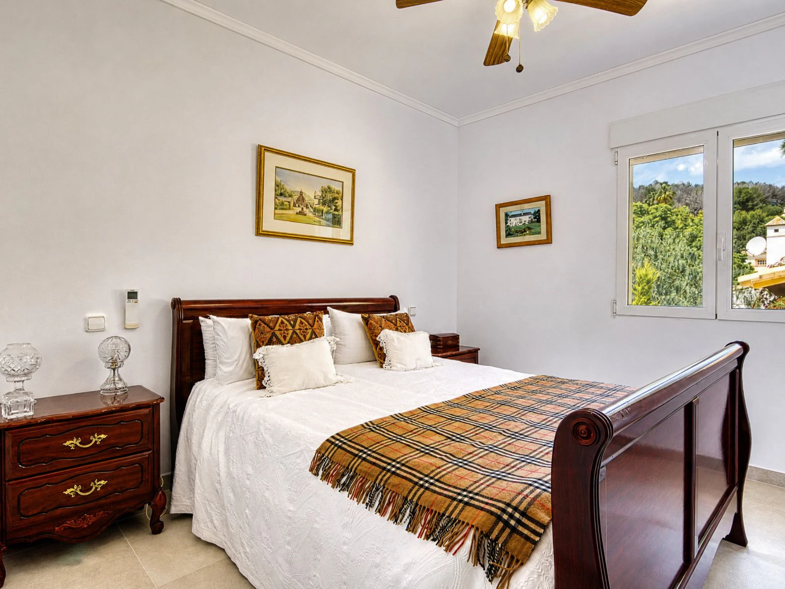 Zuidgerichte villa in uitstekende staat te koop in het Sella Golf Resort, Pedreguer, Costa Blanca.