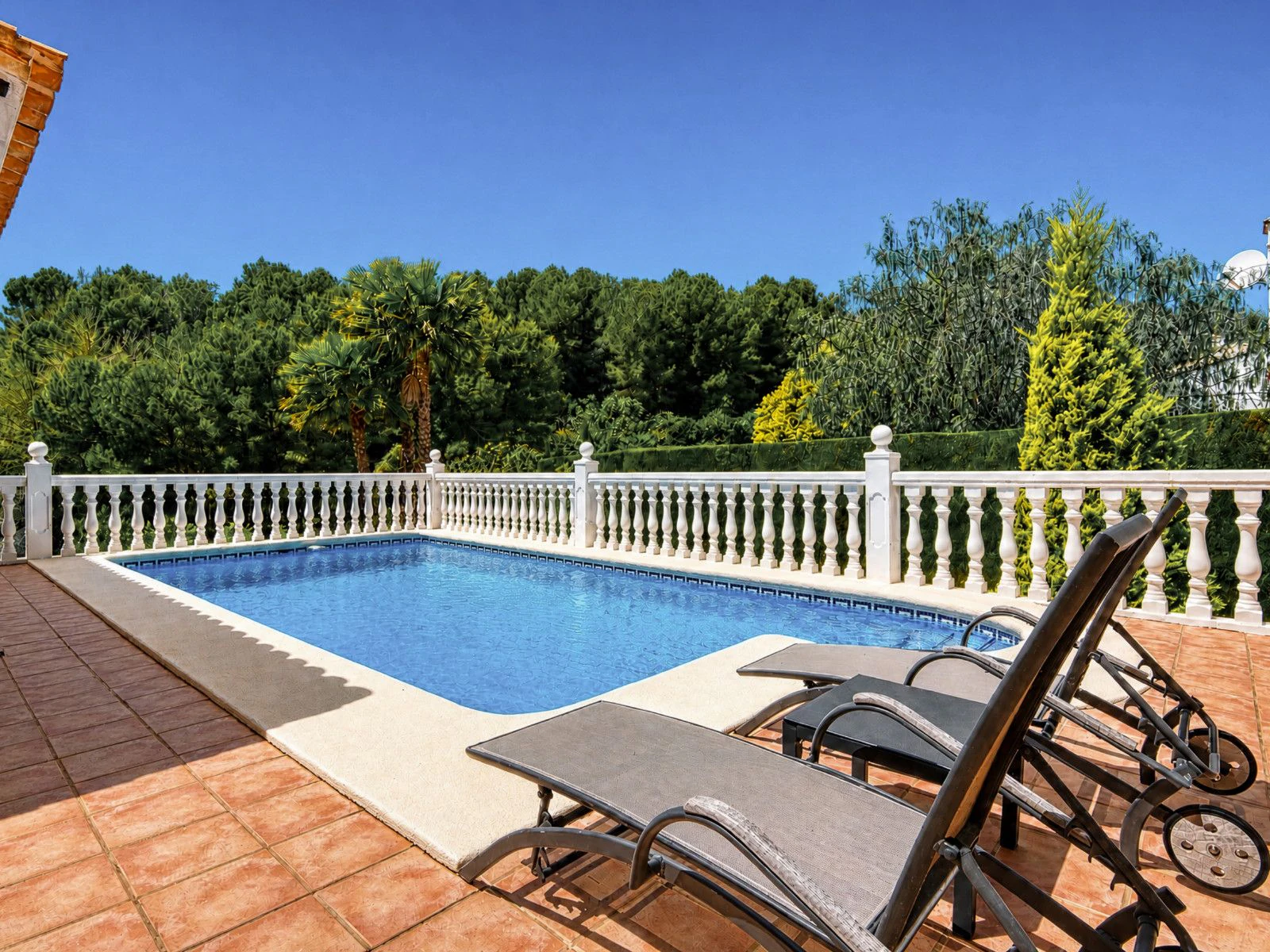 Zuidgerichte villa in uitstekende staat te koop in het Sella Golf Resort, Pedreguer, Costa Blanca.