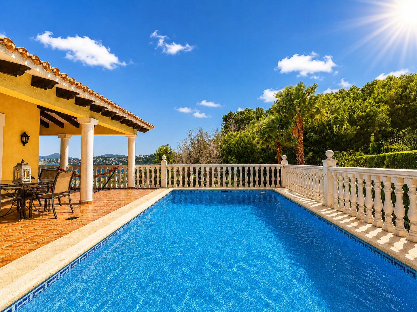 Zuidgerichte villa in uitstekende staat te koop in het Sella Golf Resort, Pedreguer, Costa Blanca.