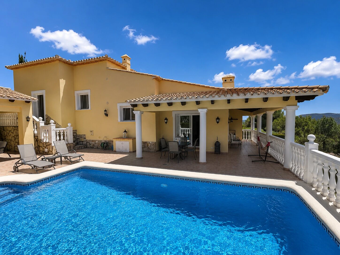 Zuidgerichte villa in uitstekende staat te koop in het Sella Golf Resort, Pedreguer, Costa Blanca.