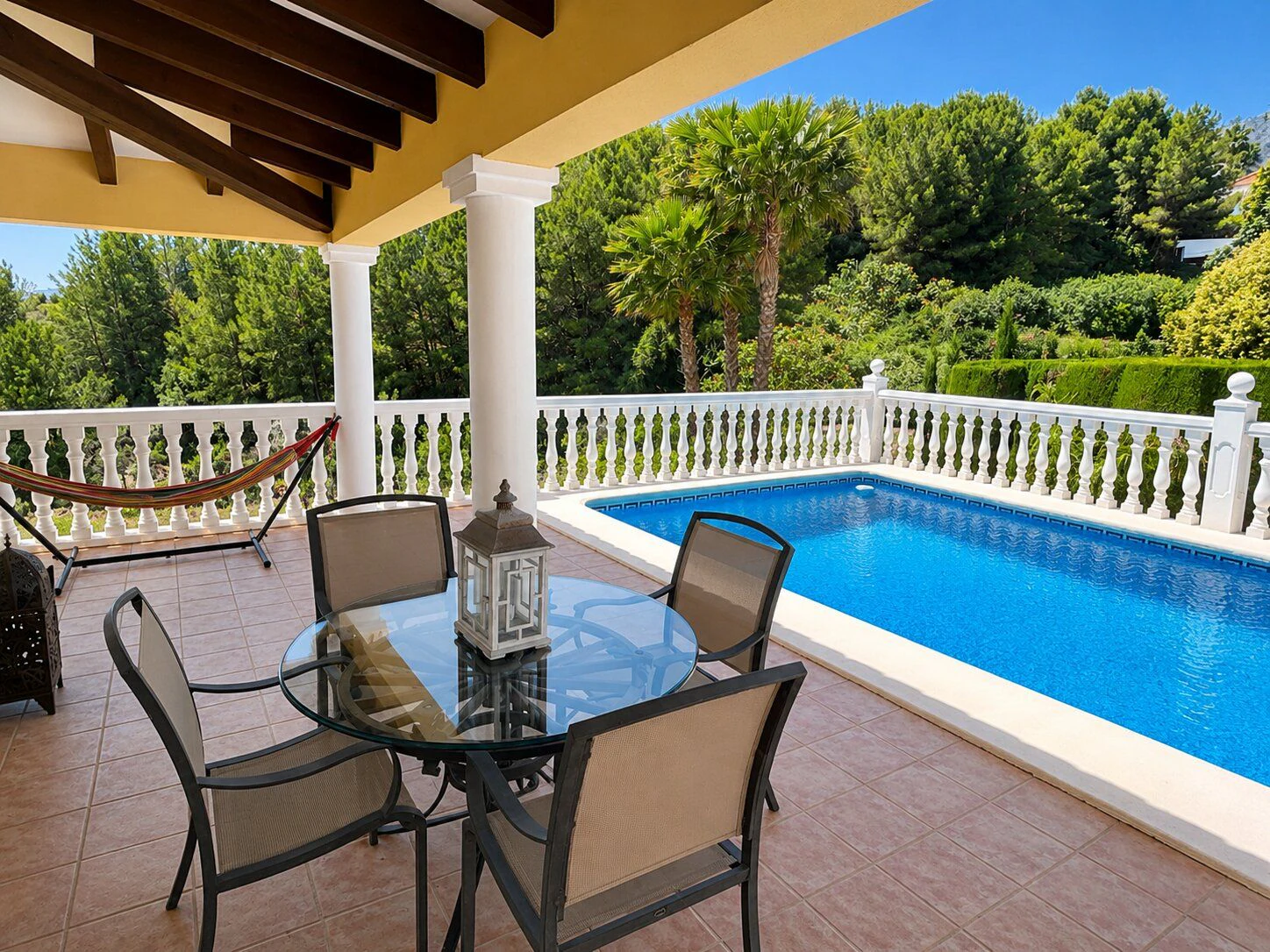 Zuidgerichte villa in uitstekende staat te koop in het Sella Golf Resort, Pedreguer, Costa Blanca.