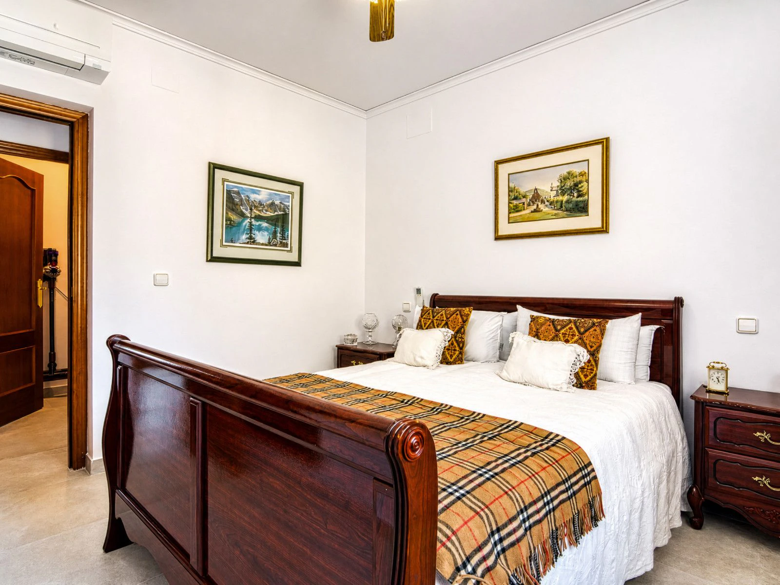 Zuidgerichte villa in uitstekende staat te koop in het Sella Golf Resort, Pedreguer, Costa Blanca.