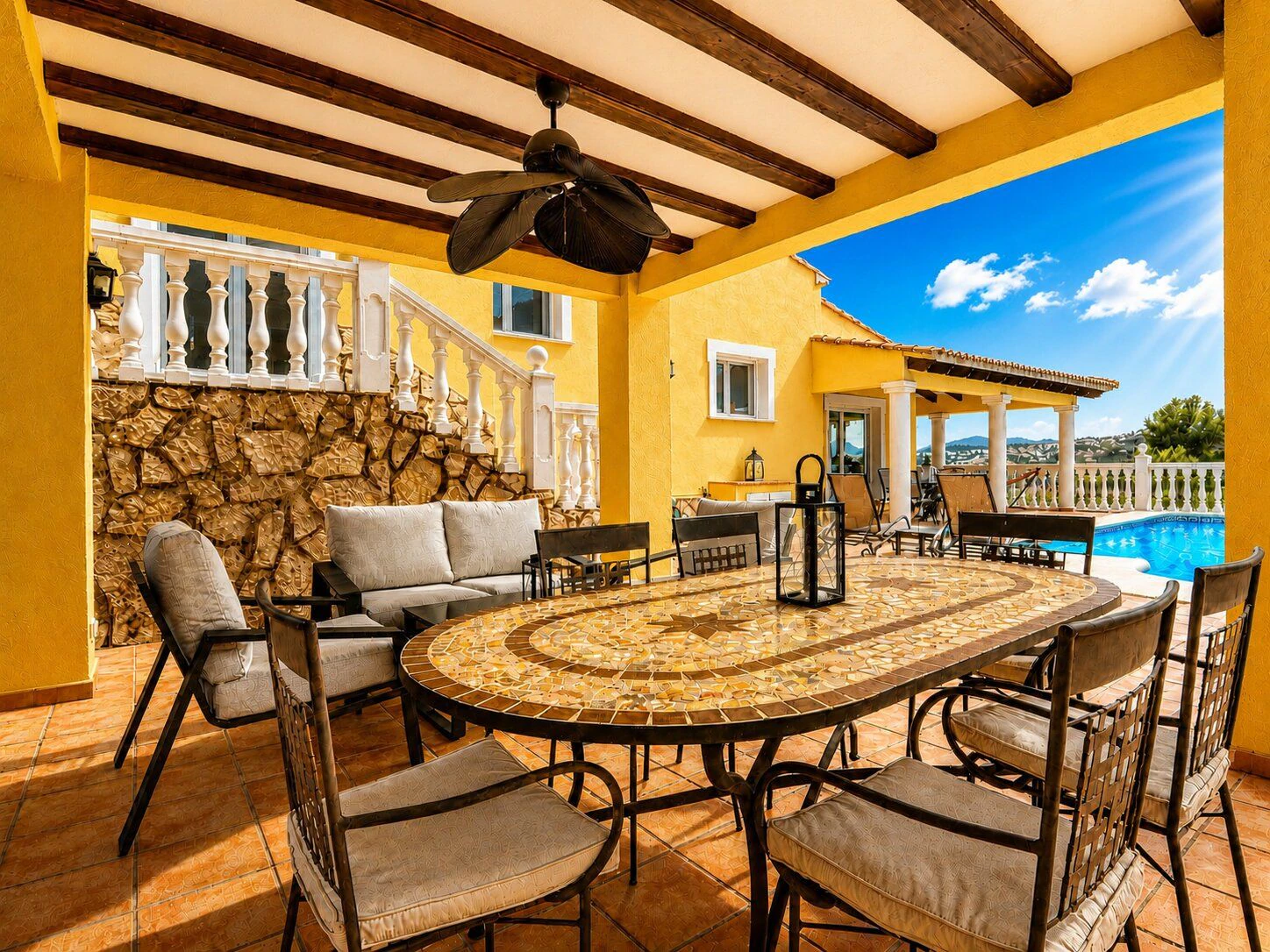 Zuidgerichte villa in uitstekende staat te koop in het Sella Golf Resort, Pedreguer, Costa Blanca.