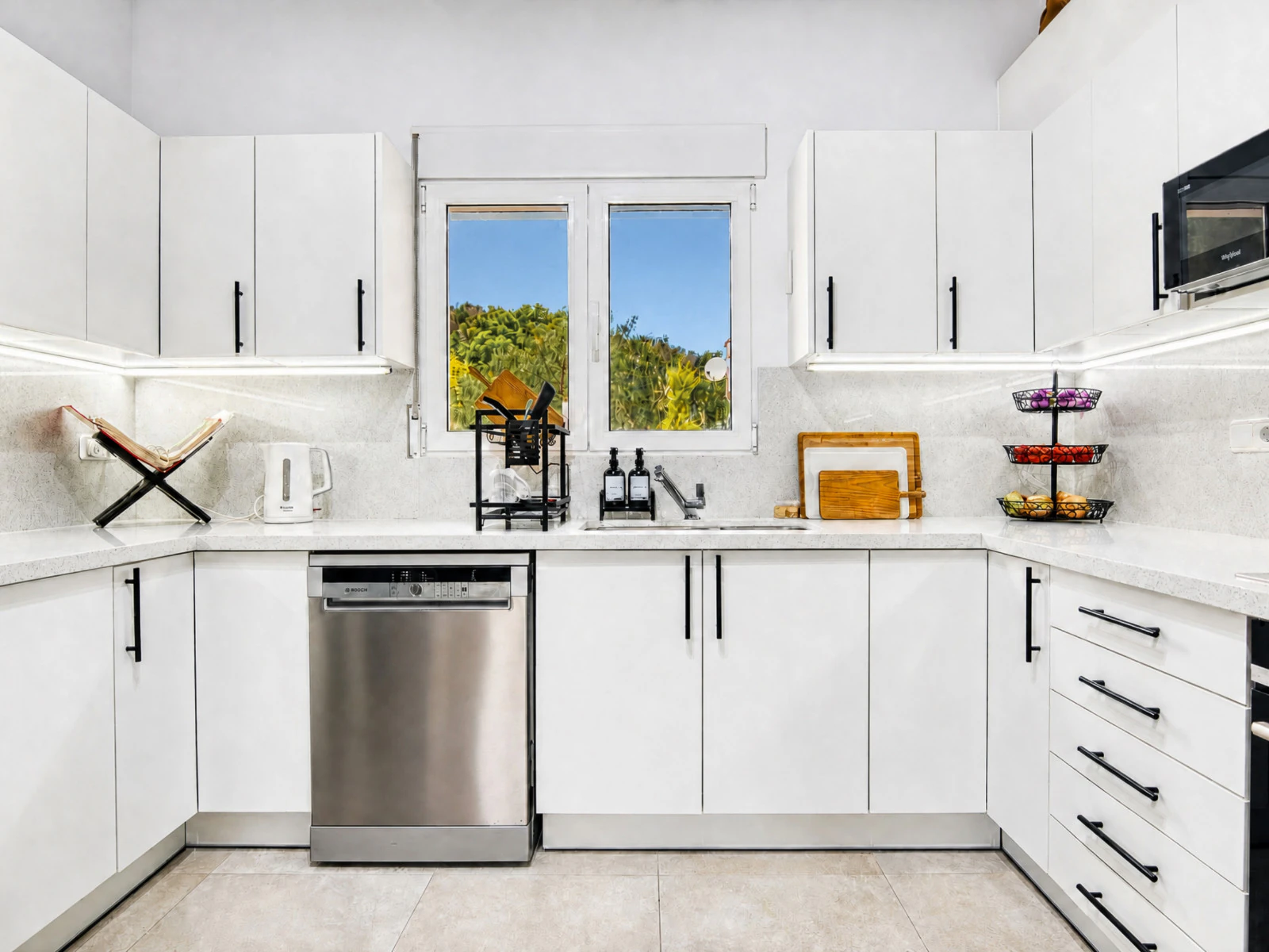 Zuidgerichte villa in uitstekende staat te koop in het Sella Golf Resort, Pedreguer, Costa Blanca.