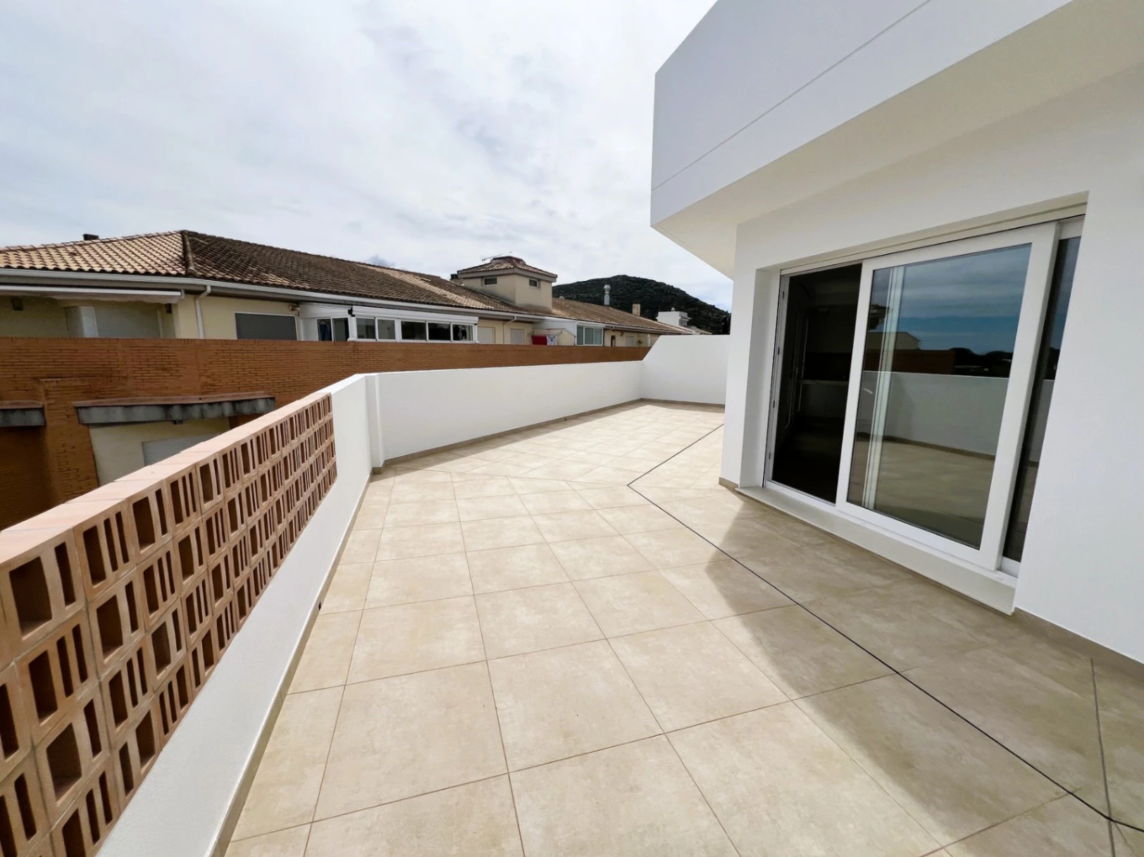 Fantastic unfurnished penthouse of recent construction for long-term rent in La Xara, Denia, Costa Blanca.