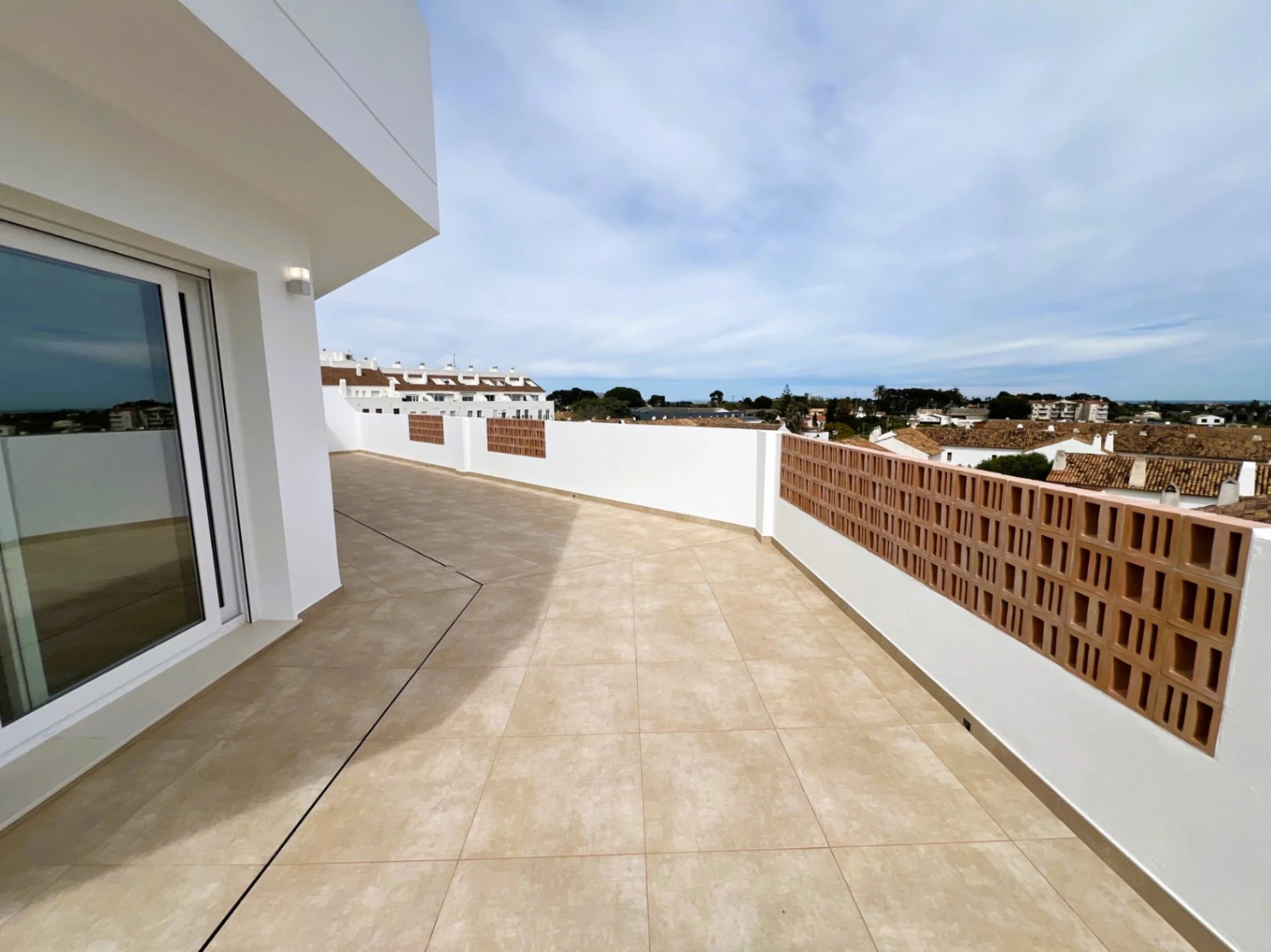 Fantastic unfurnished penthouse of recent construction for long-term rent in La Xara, Denia, Costa Blanca.