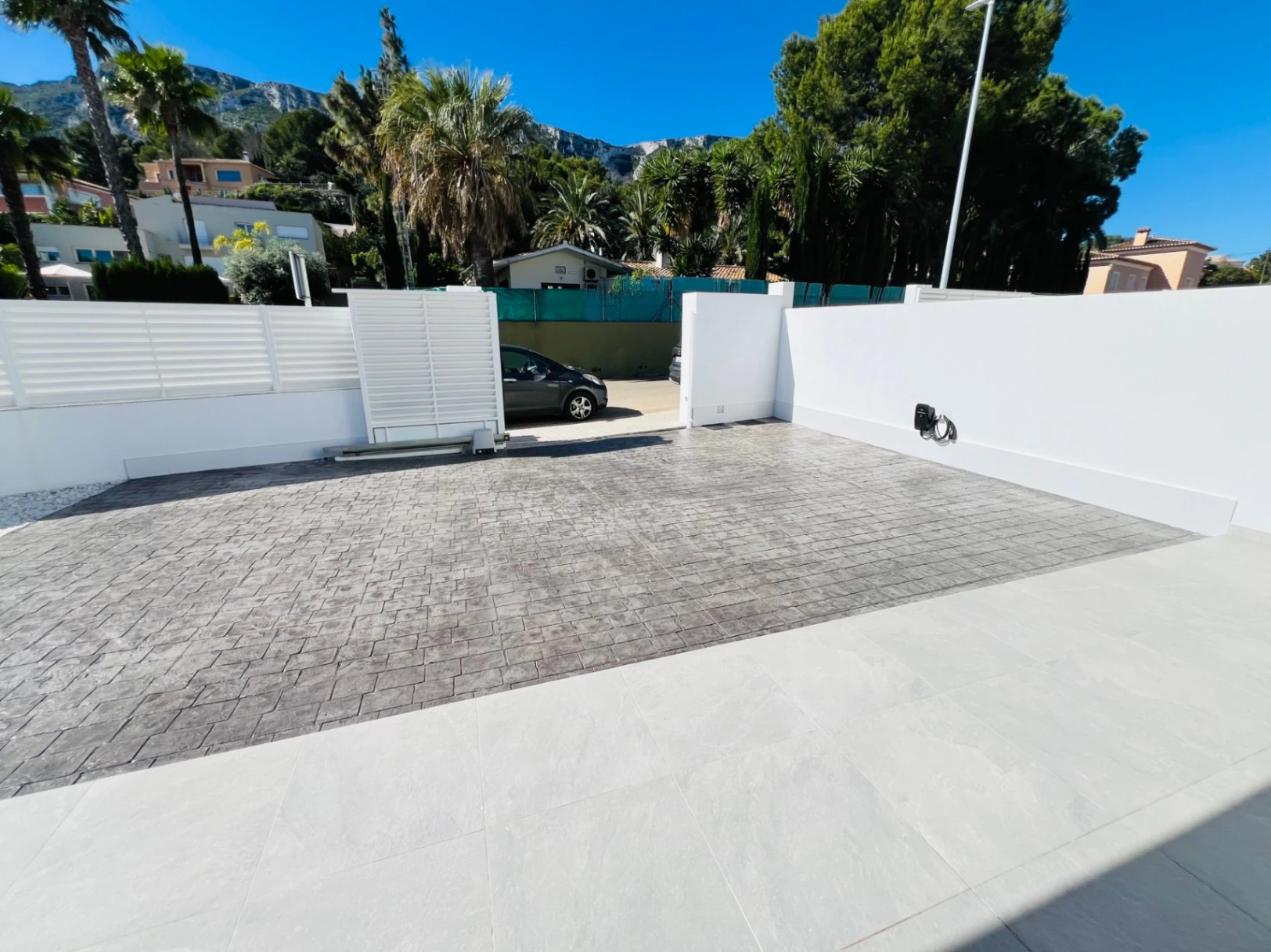 Contemporary villas of recent construction within walking distance of all amenities are for sale in Denia, Costa Blanca.