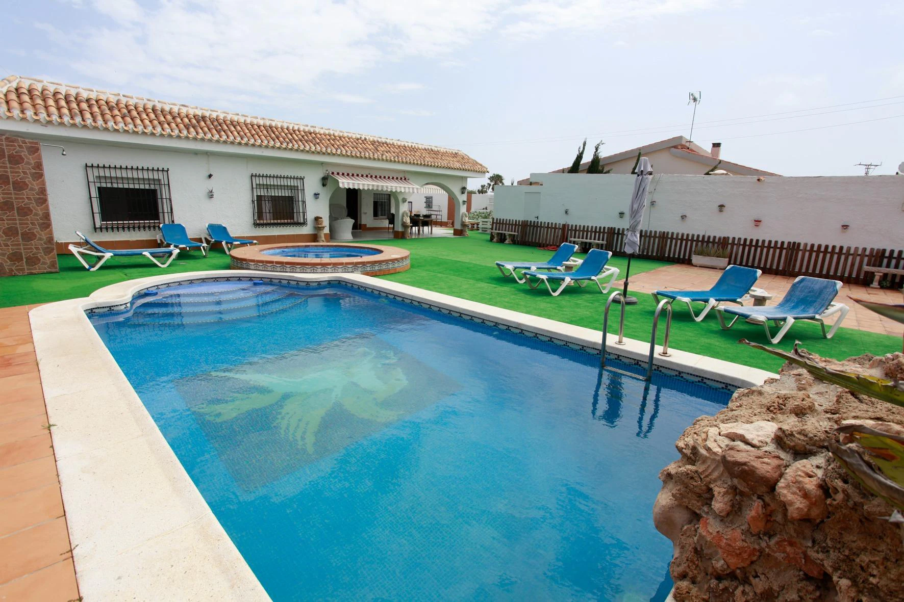 RML-02735 - Chalet con 3 viviendas de 3 habitaciones cada una, y una de ellas con piscina