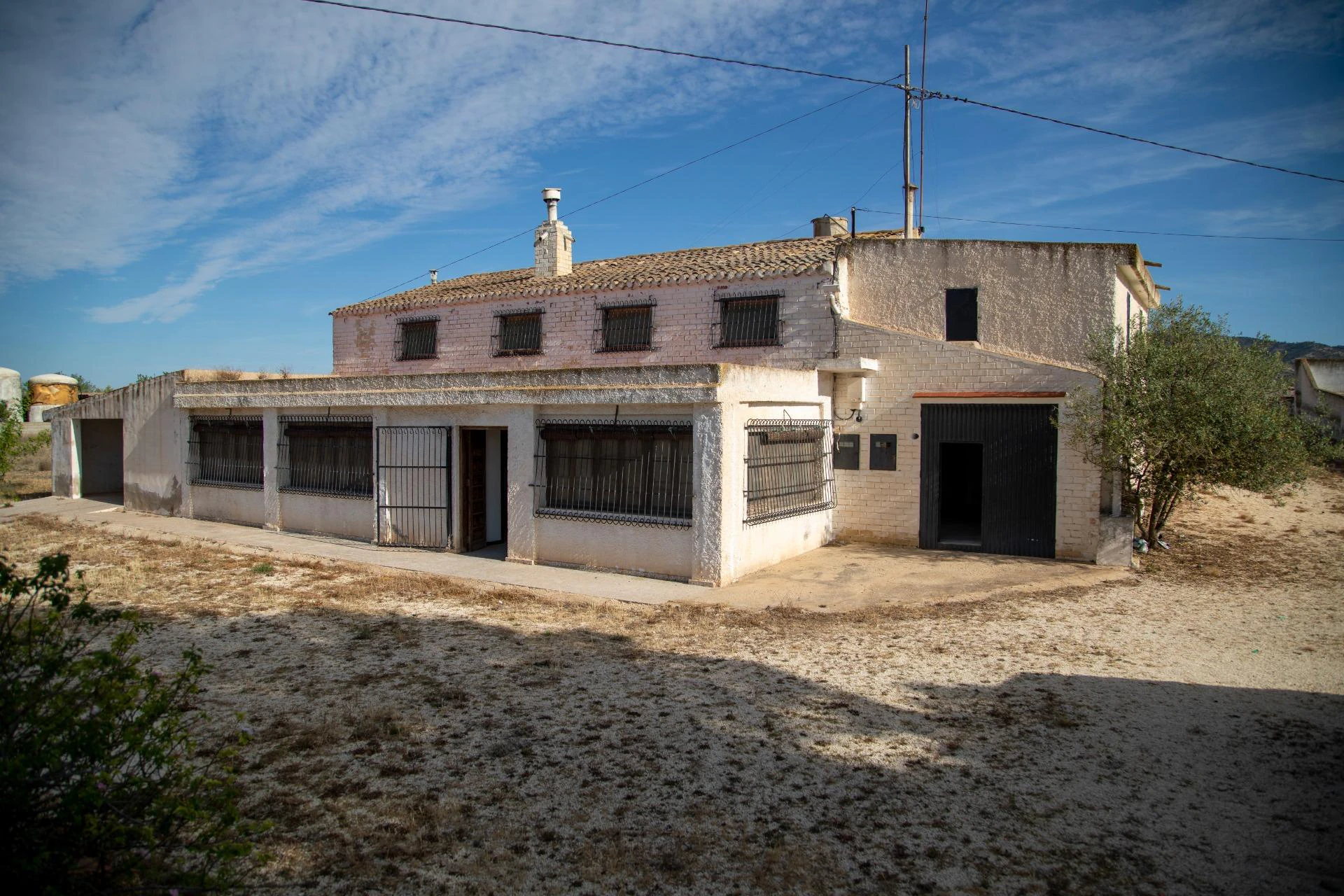 RML-01557 - CASA CUEVA + CASA CON TERRENO y PISCINA + BODEGA todo en la misma finca