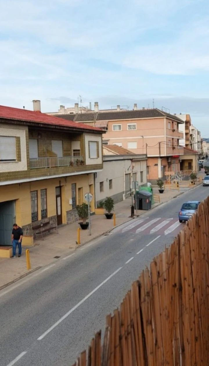 RML-02271 - En venta gran casa de pueblo provista de bajo comercial .