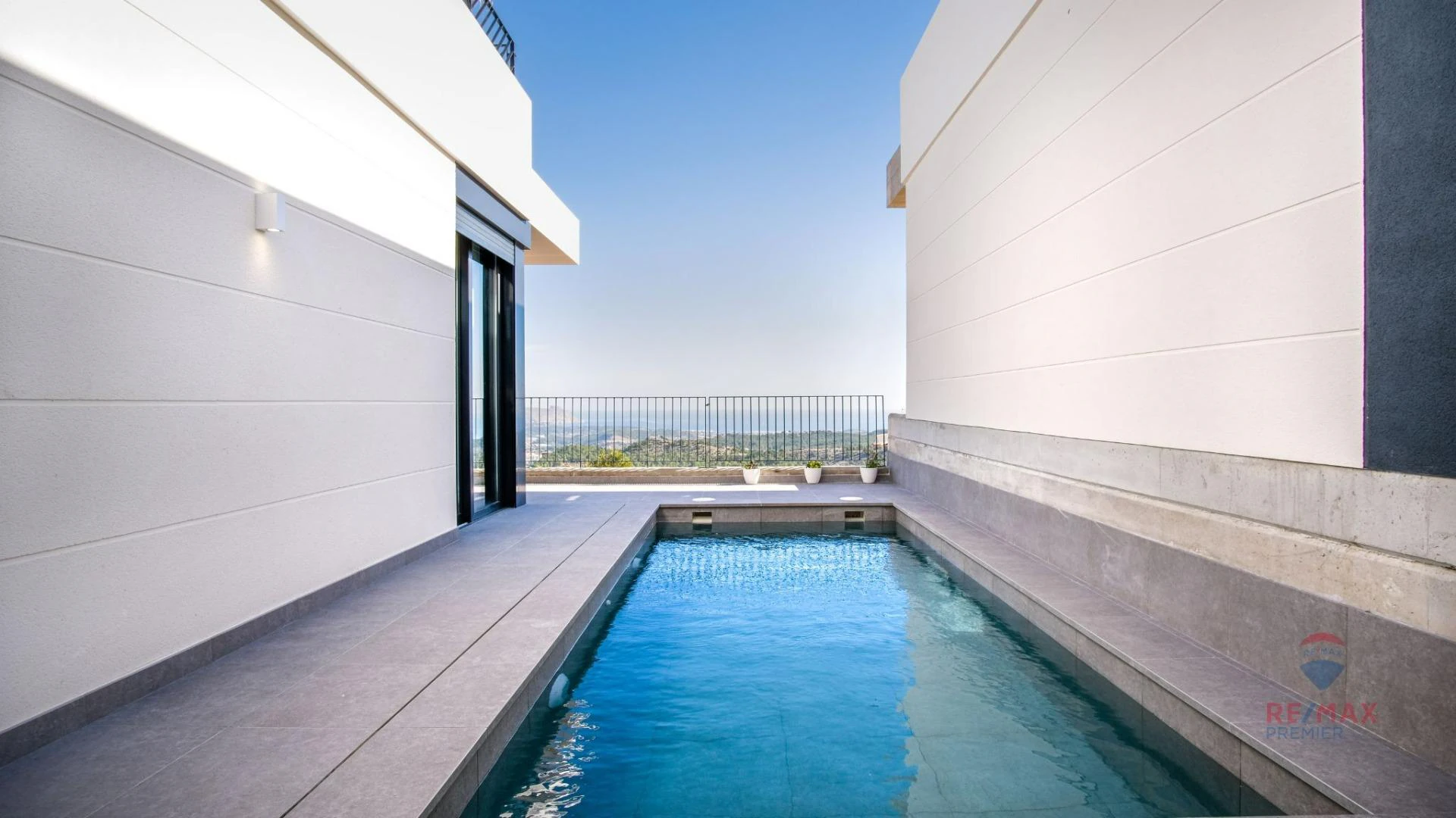 000113 - Nueva villa de 2 domitorios y 2 baños con magníficas vistas al mar en Polop Hills!