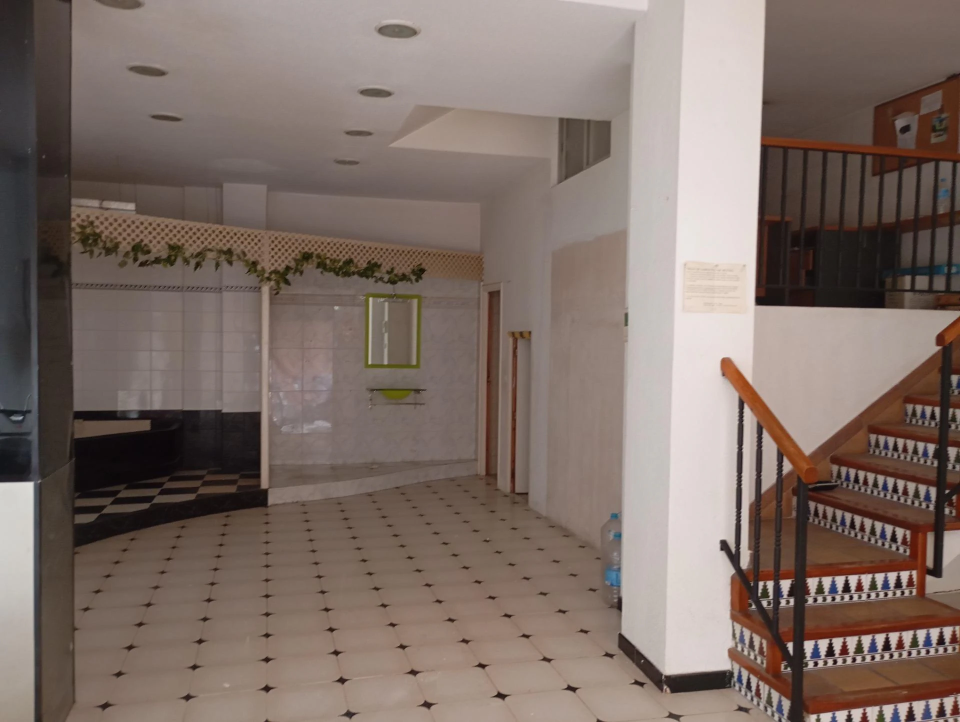RML-02294 - Se vende bajo comercial en barrio del Infante don Juan Manuel.