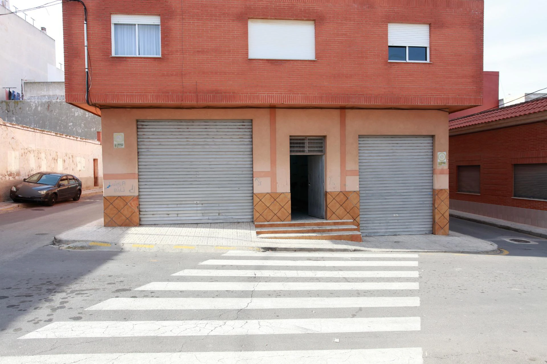 RML-02873 - Bajo en esquina para cambio de uso y garaje en sótano Precio de del bajo 93.000€ y el garaje 30.000€.