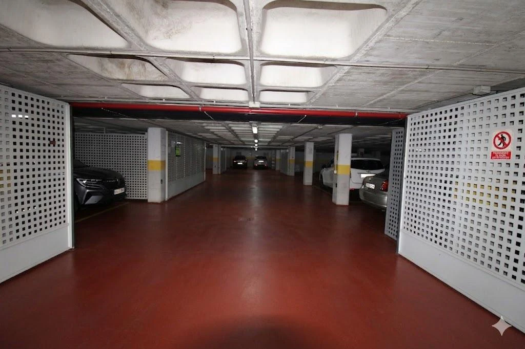 PLAZA DE GARAJE CON TRASTERO