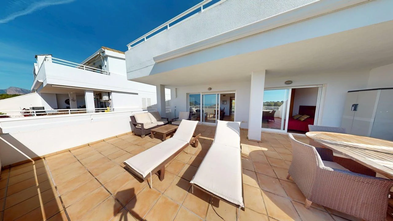 Amplio apartamento con vistas al mar en venta en Altea La Vella.