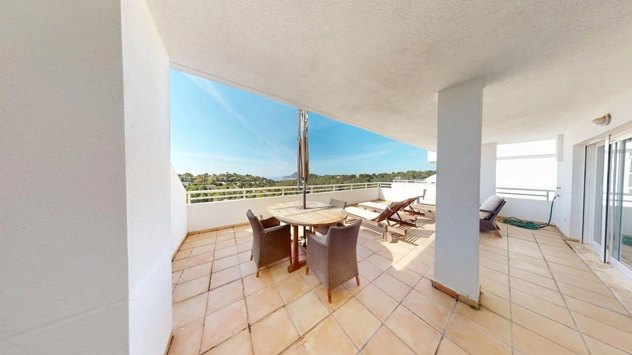 Amplio apartamento con vistas al mar en venta en Altea La Vella.