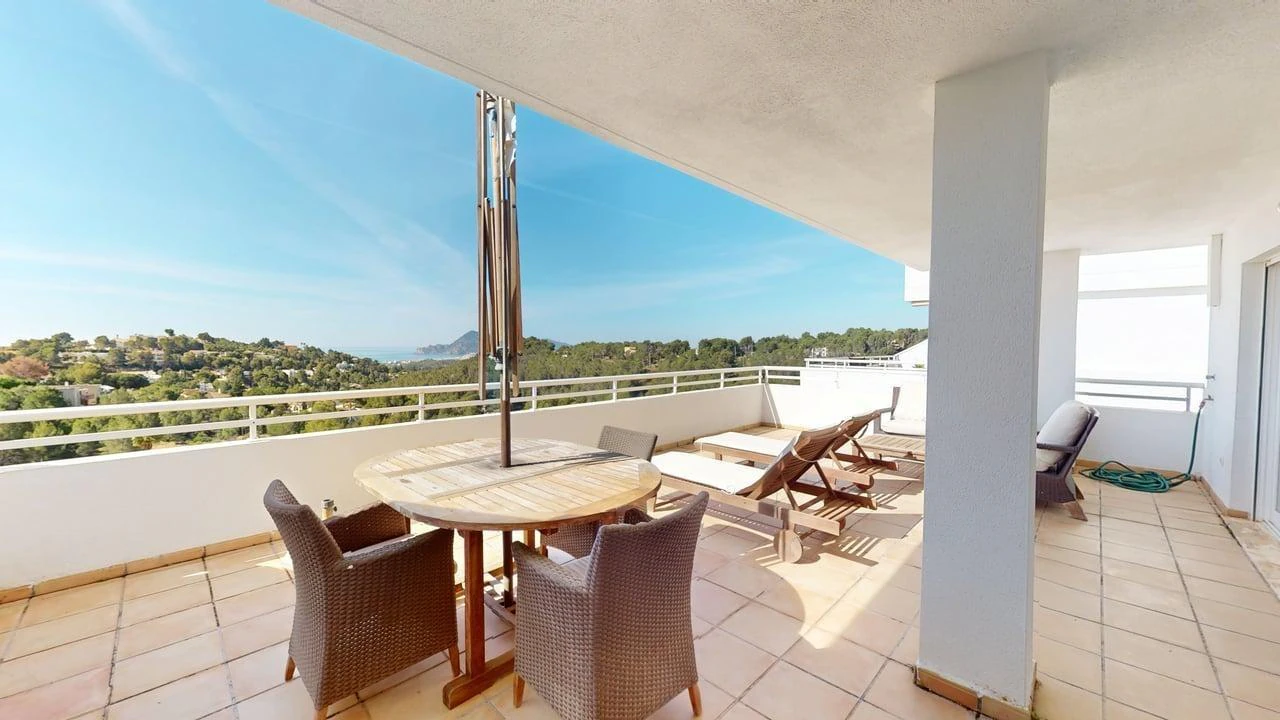 Amplio apartamento con vistas al mar en venta en Altea La Vella.