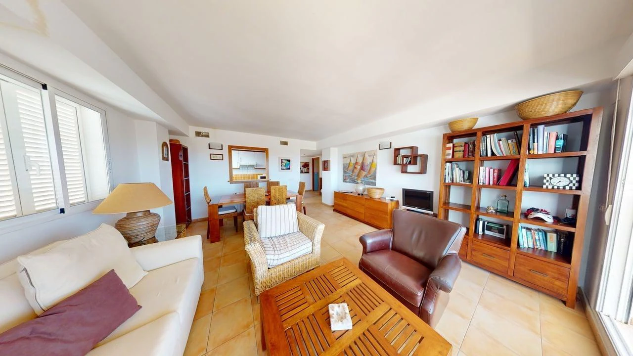 Amplio apartamento con vistas al mar en venta en Altea La Vella.