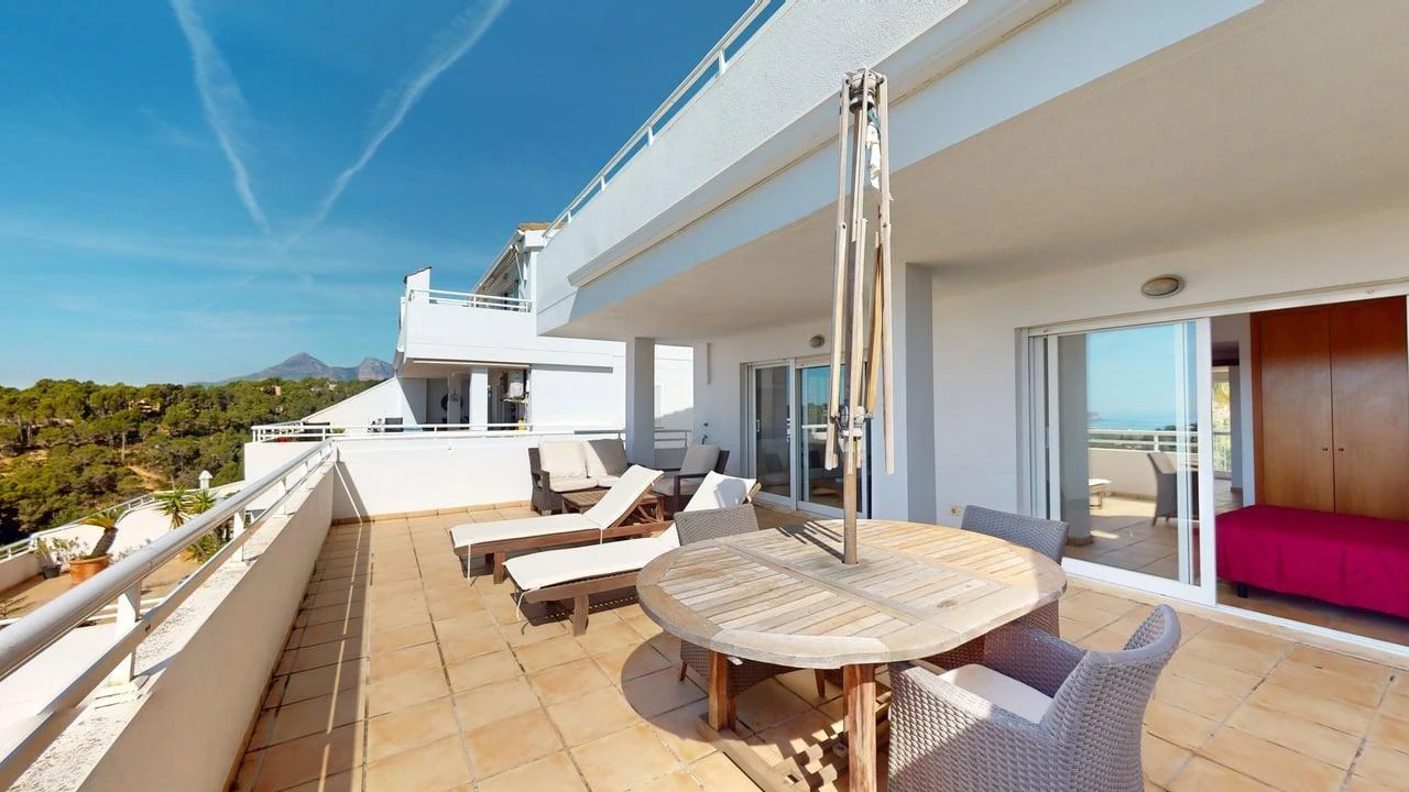 Amplio apartamento con vistas al mar en venta en Altea La Vella.