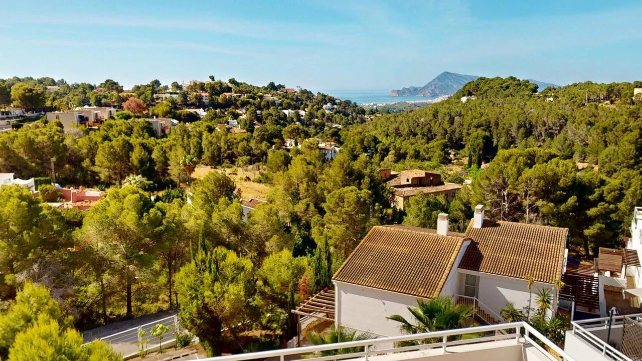 Amplio apartamento con vistas al mar en venta en Altea La Vella.
