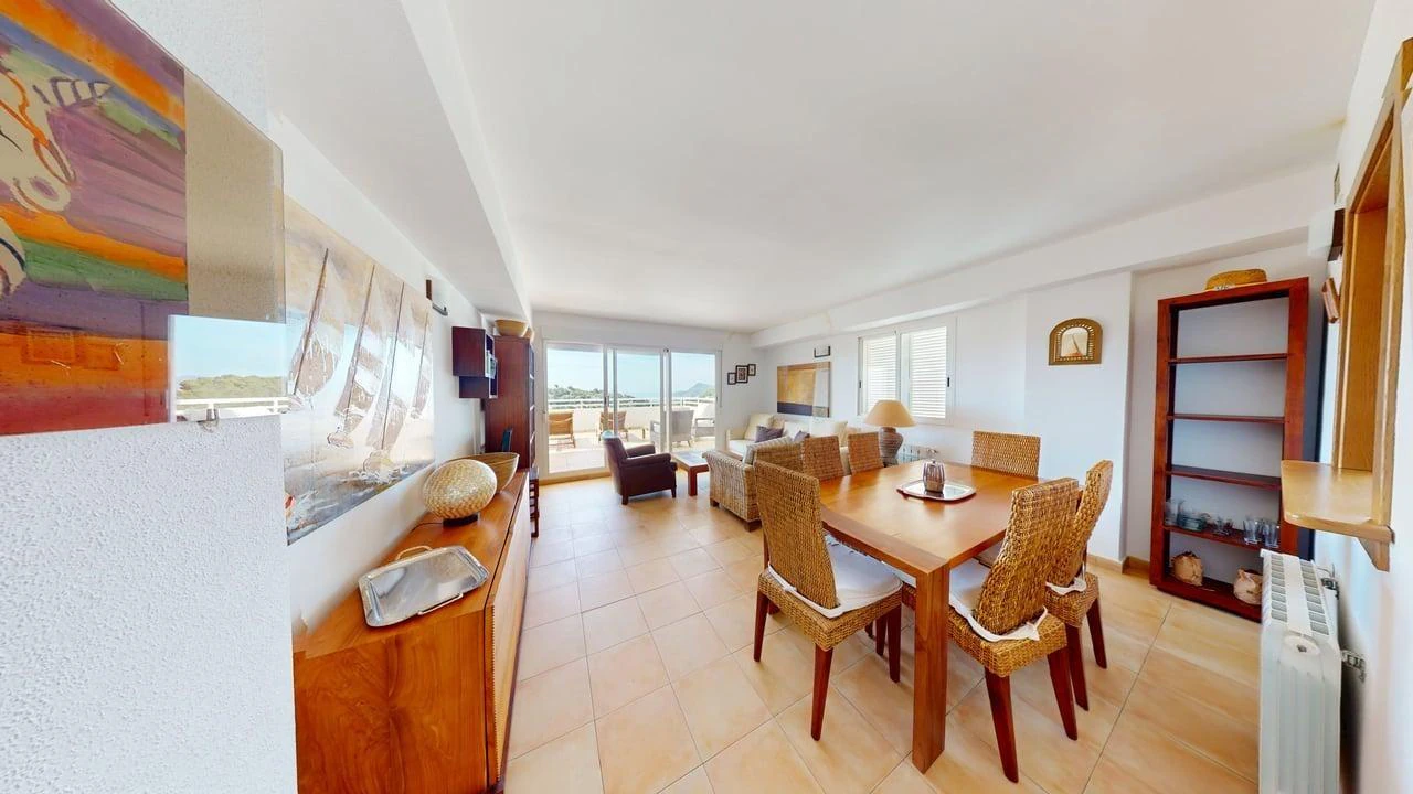 Amplio apartamento con vistas al mar en venta en Altea La Vella.