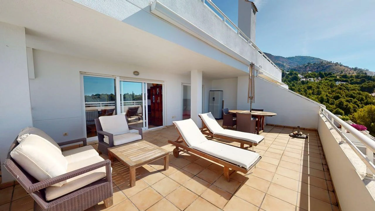Amplio apartamento con vistas al mar en venta en Altea La Vella.