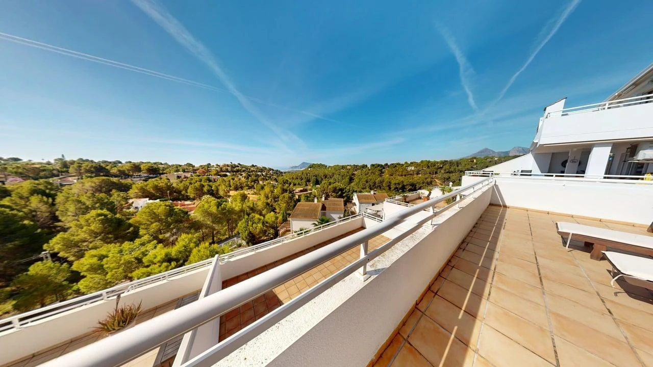 Amplio apartamento con vistas al mar en venta en Altea La Vella.