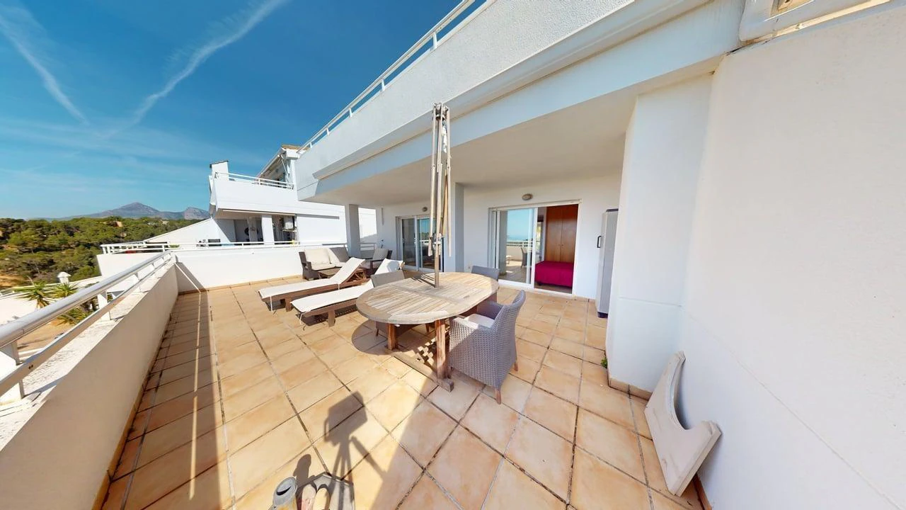 Amplio apartamento con vistas al mar en venta en Altea La Vella.