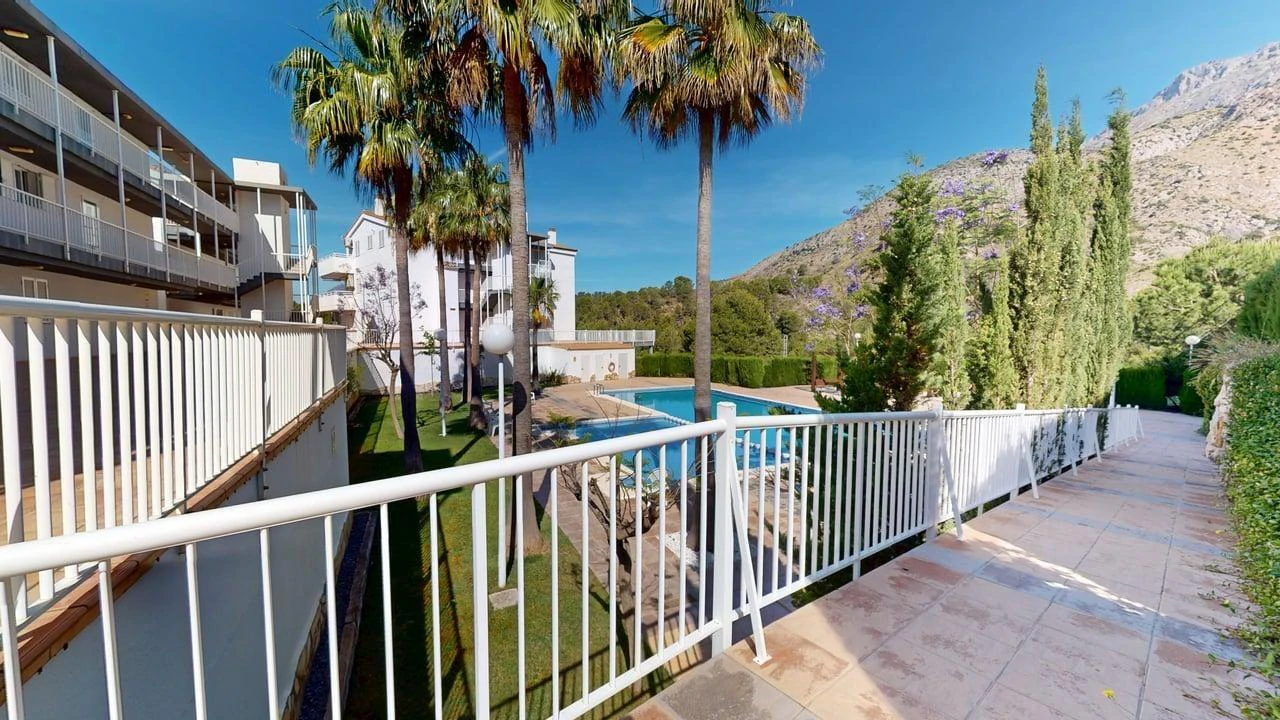 Amplio apartamento con vistas al mar en venta en Altea La Vella.