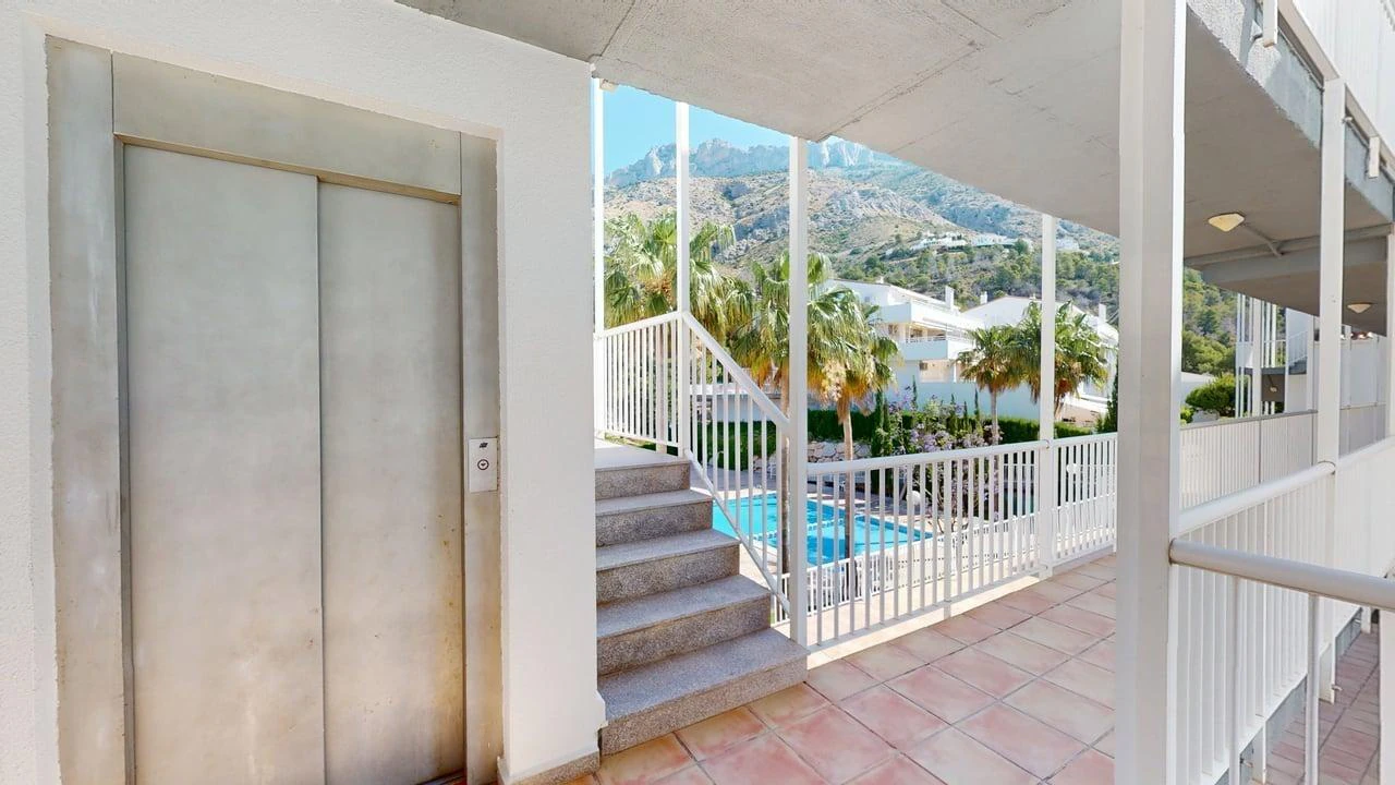 Amplio apartamento con vistas al mar en venta en Altea La Vella.