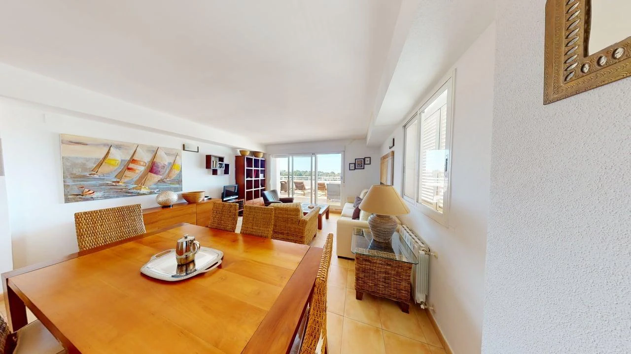 Amplio apartamento con vistas al mar en venta en Altea La Vella.