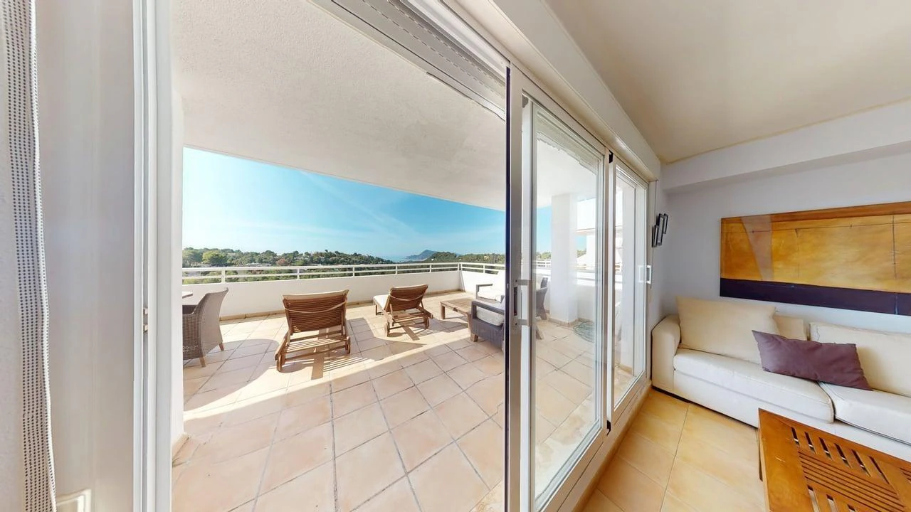 Amplio apartamento con vistas al mar en venta en Altea La Vella.