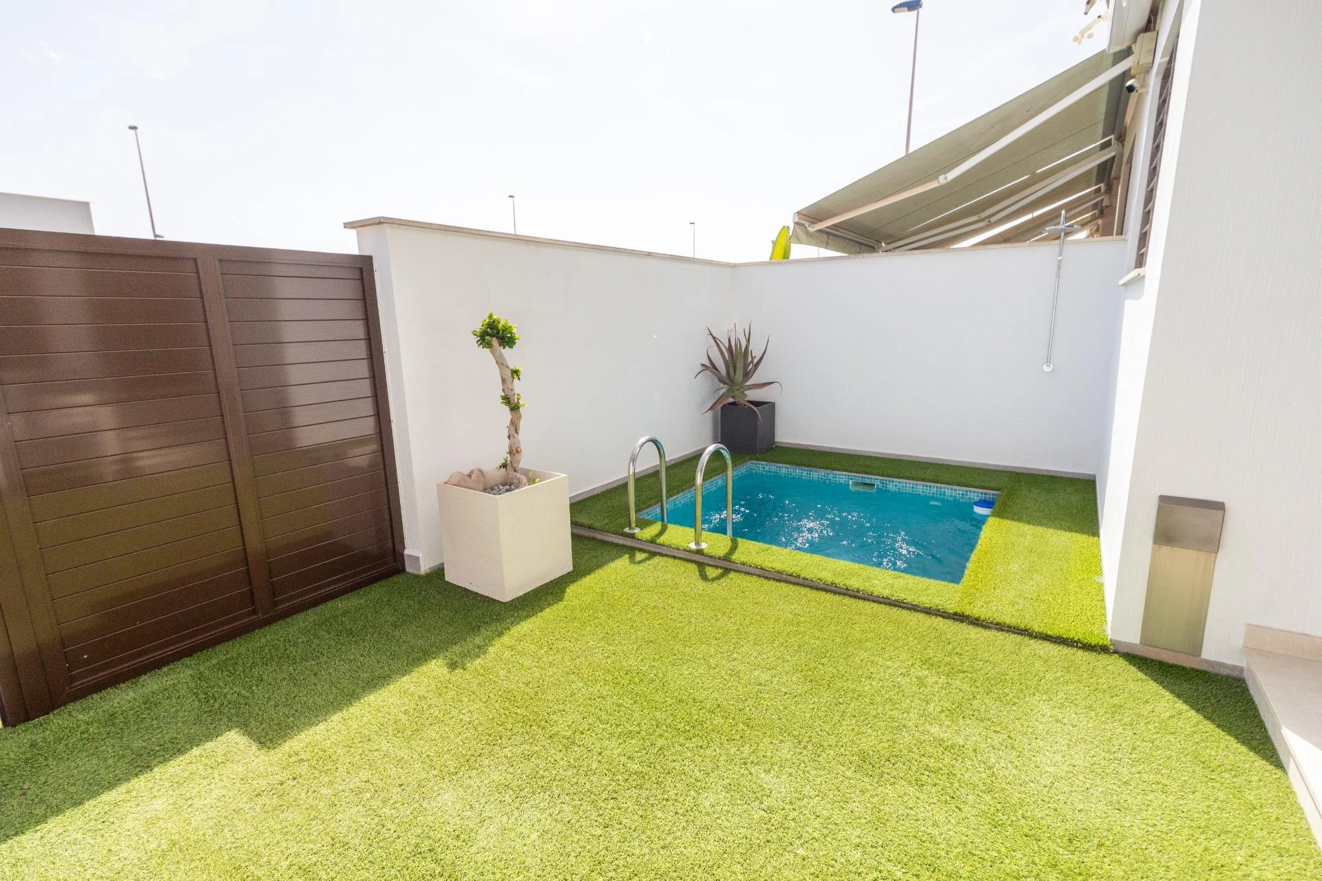 DUPLEX ADOSADO CON PISCINA y SOLARIUM CON JACUZZI